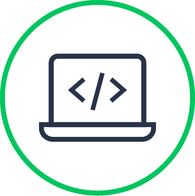Ícono de una computadora portátil que muestra un símbolo de código, representado por corchetes angulares, encerrado dentro de un círculo verde.