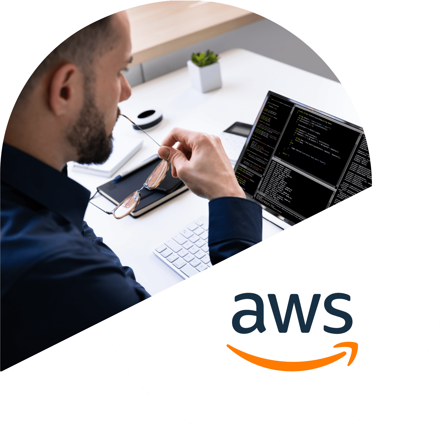 Una persona trabaja en una computadora con un código en la pantalla. La imagen está dividida y muestra el logotipo de AWS en la mitad inferior.