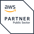 Logotipo del sector público de socios de AWS con texto en negro y un trazo naranja encima de la letra "a" en AWS.