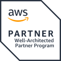 Logotipo del Programa de socios de buena arquitectura de socios de AWS en un marco hexagonal. El texto "AWS" está en la parte superior con un símbolo naranja parecido a una flecha debajo. A continuación aparecen las palabras "SOCIO" y "Programa de socios de buena arquitectura".